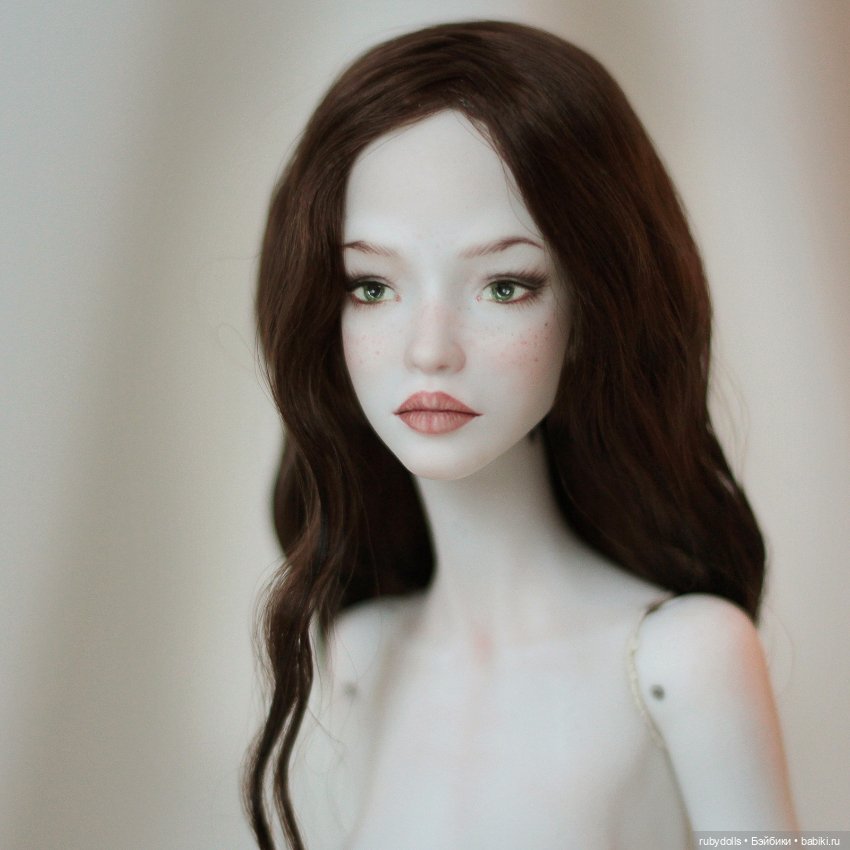 Фарфоровая шарнирная кукла Невия