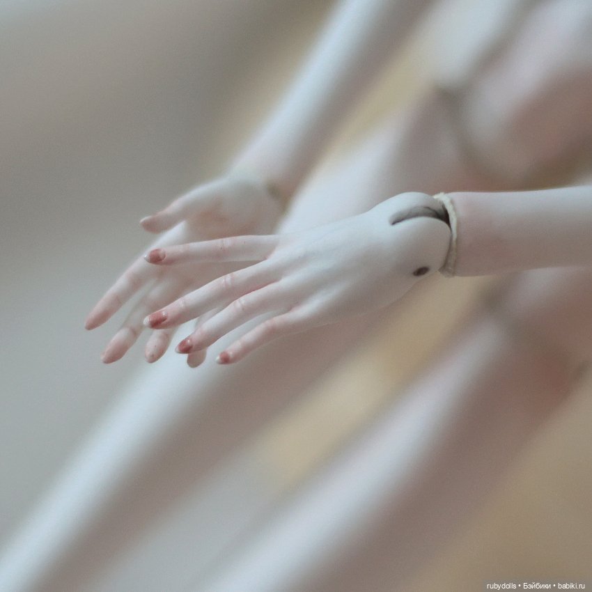 Фарфоровая шарнирная кукла Невия