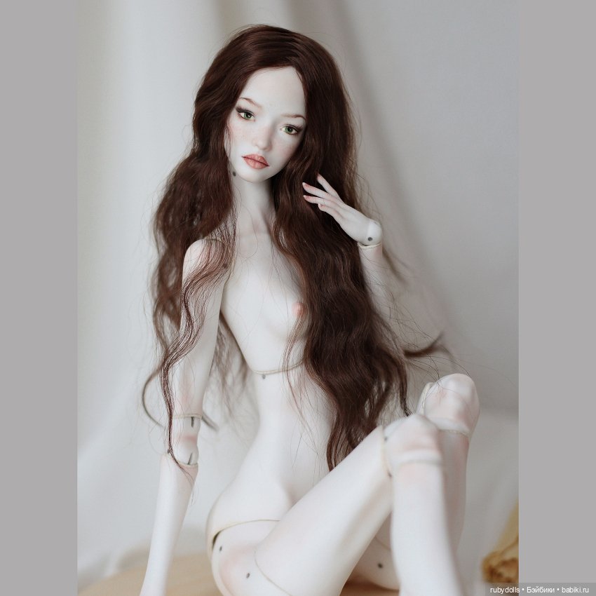 Фарфоровая шарнирная кукла Невия