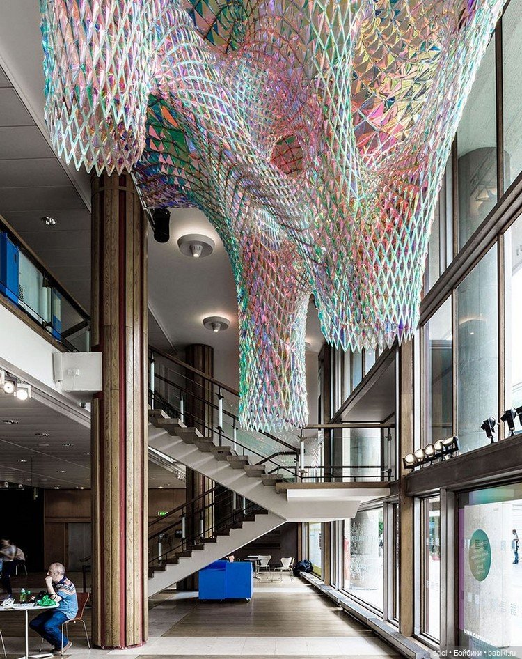 Абстрактная инсталляция на фестивале любви в Лондоне