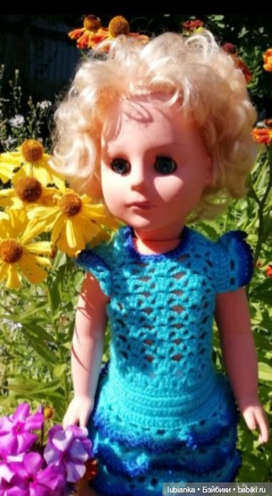 Стройная синеглазая блондинка