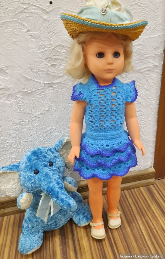 Стройная синеглазая блондинка