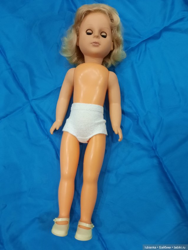 Стройная синеглазая блондинка