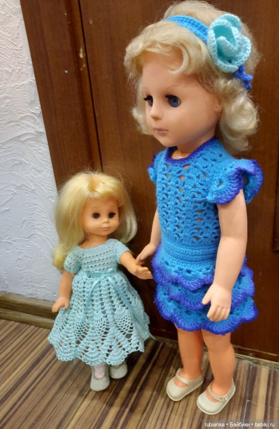 Стройная синеглазая блондинка