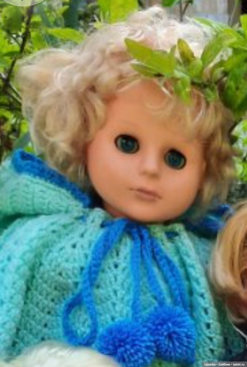 Стройная синеглазая блондинка