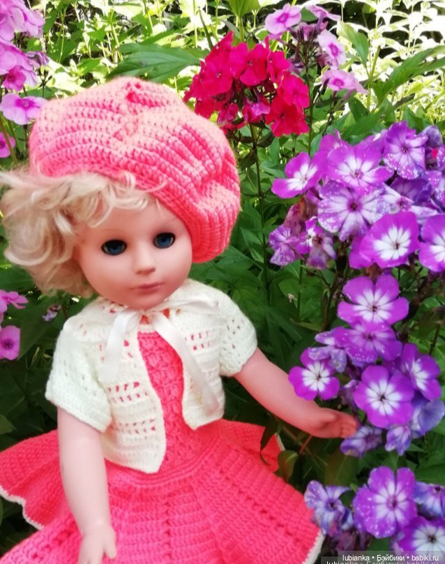 Стройная синеглазая блондинка