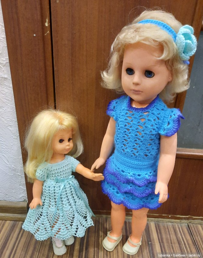 Стройная синеглазая блондинка