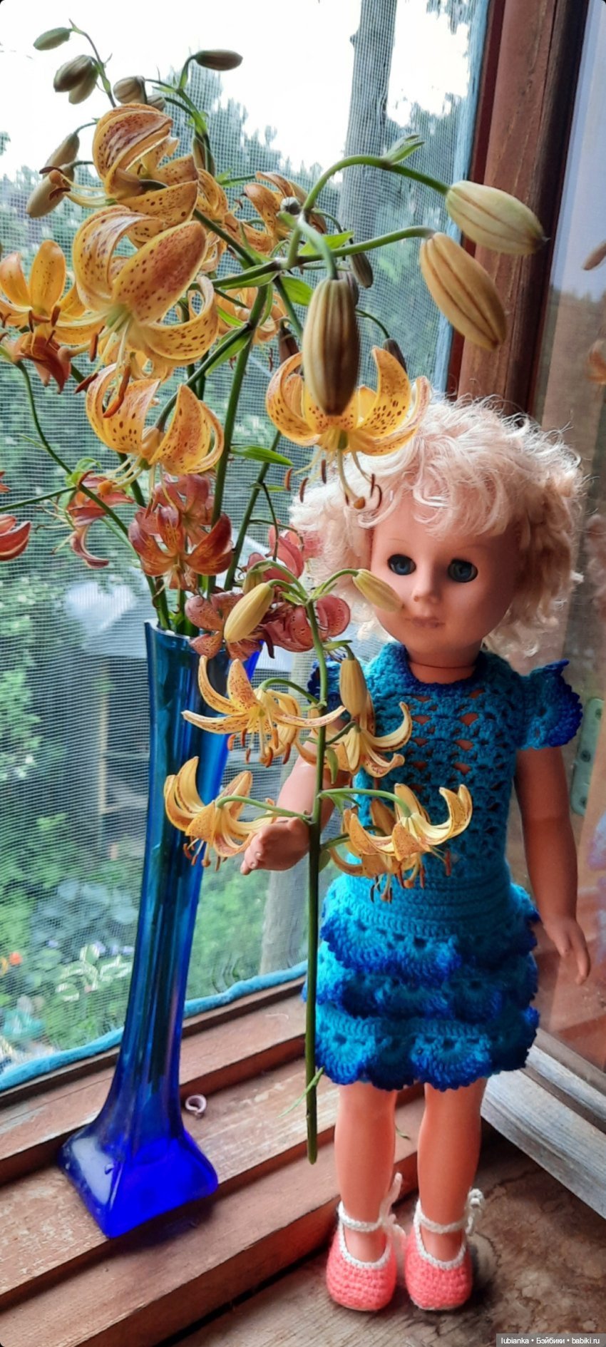 Стройная синеглазая блондинка