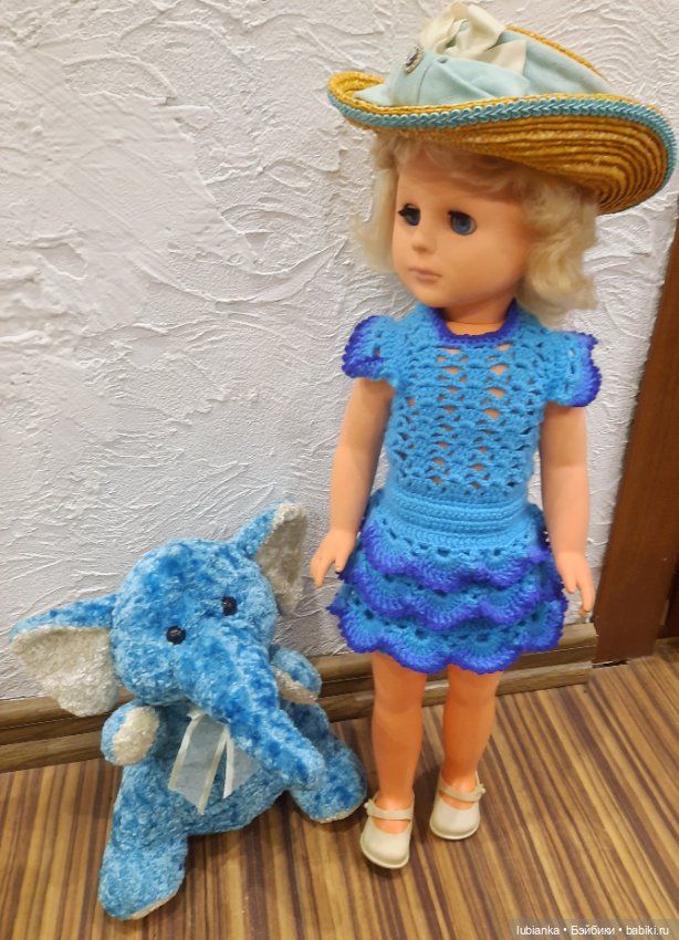 Стройная синеглазая блондинка