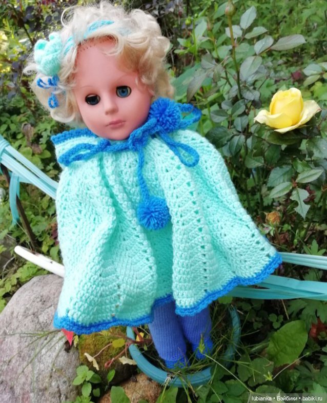 Стройная синеглазая блондинка