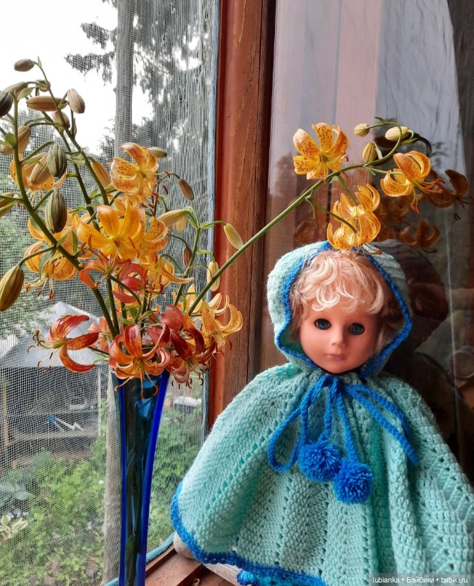 Стройная синеглазая блондинка