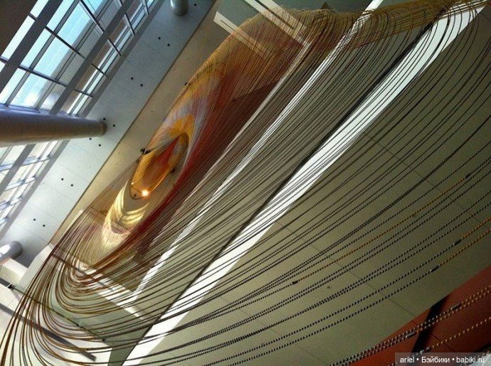 Фантастическая инсталляция, украсившая атриум музыкального центра от Бенджамина Болла