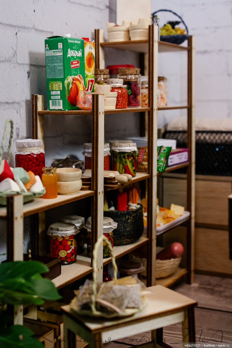 Два кусочика колбаски у меня лежали на столееее