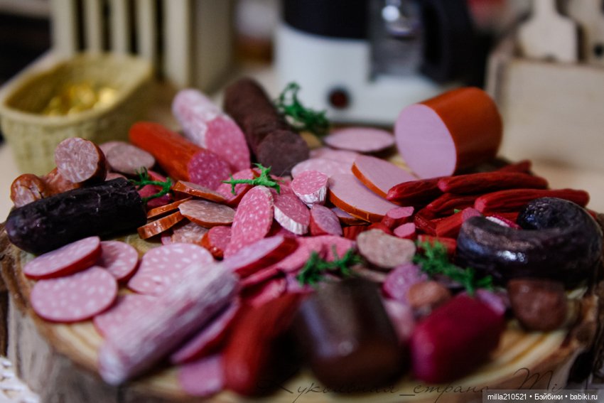 Два кусочика колбаски у меня лежали на столееее (фото 8)