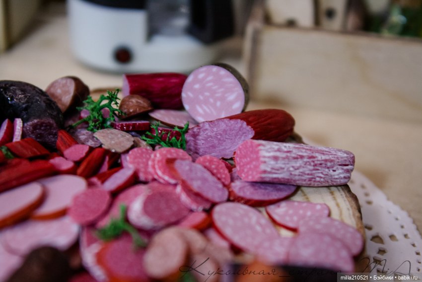 Два кусочика колбаски у меня лежали на столееее