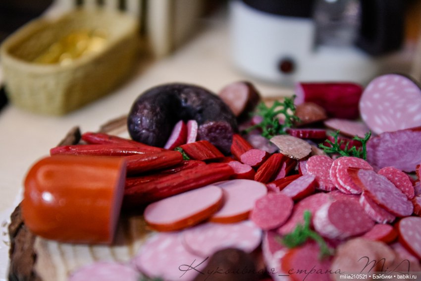 Два кусочика колбаски у меня лежали на столееее