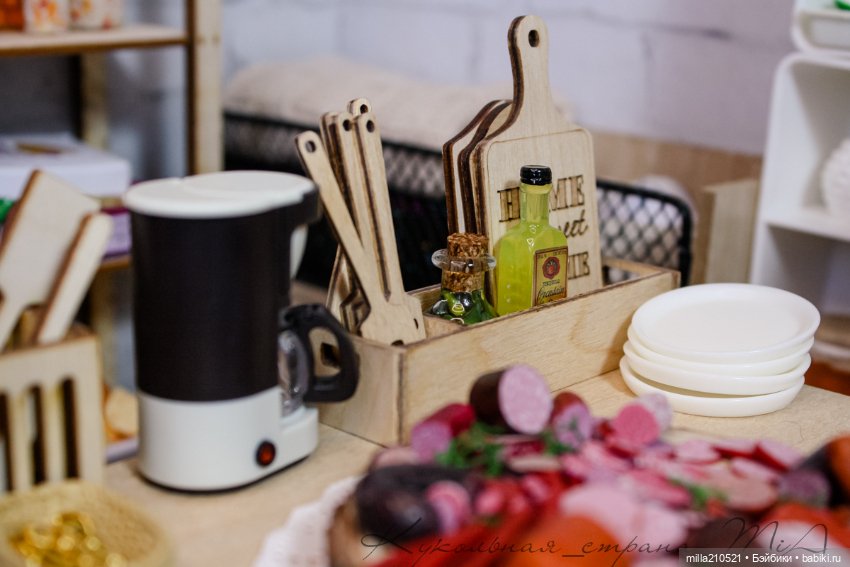 Два кусочика колбаски у меня лежали на столееее