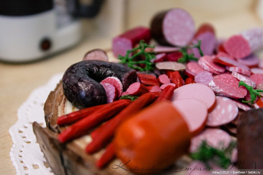 Два кусочика колбаски у меня лежали на столееее