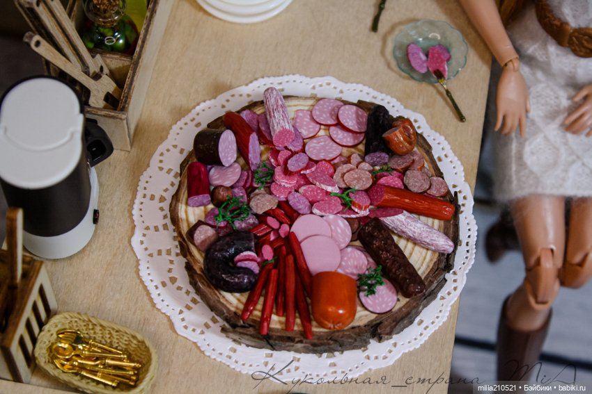 Два кусочика колбаски у меня лежали на столееее