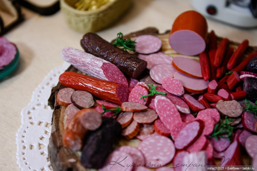 Два кусочика колбаски у меня лежали на столееее (фото 6)