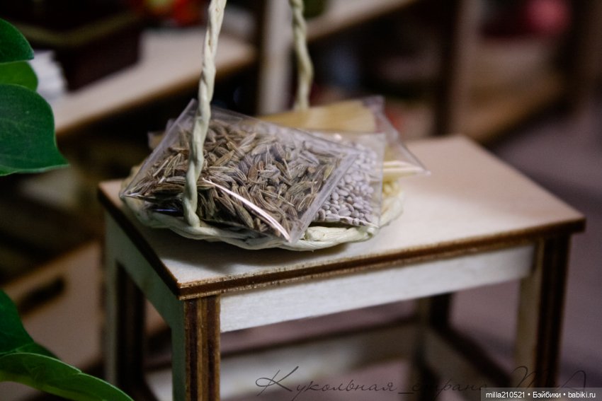 Два кусочика колбаски у меня лежали на столееее