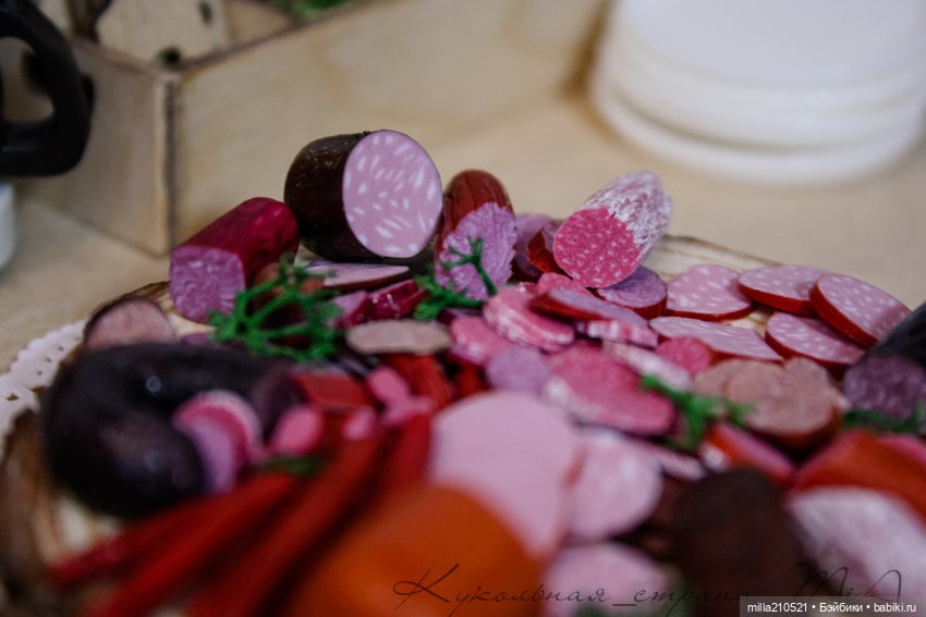 Два кусочика колбаски у меня лежали на столееее