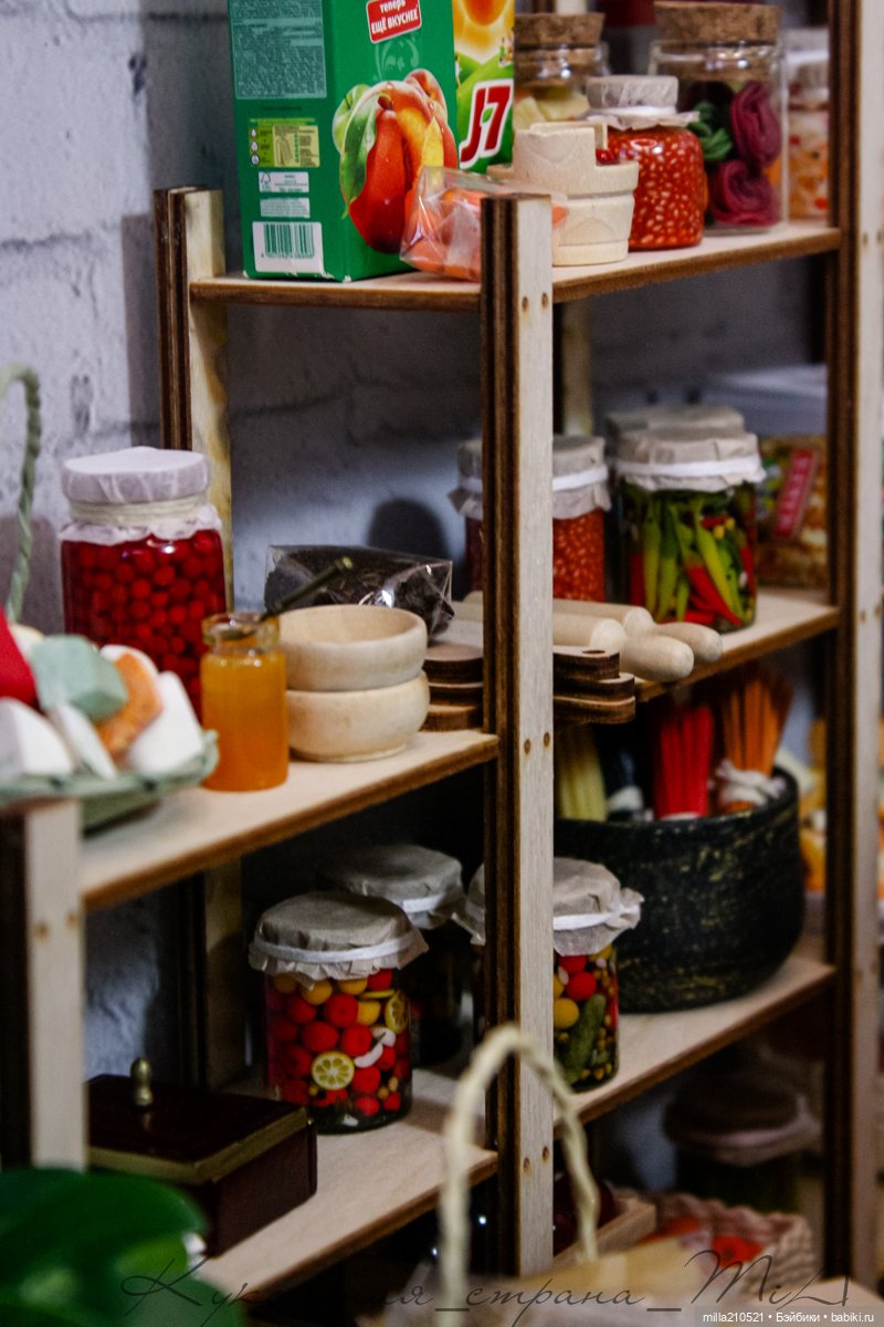 Два кусочика колбаски у меня лежали на столееее