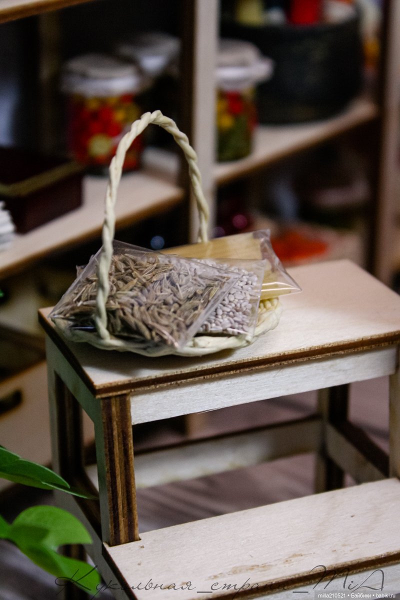 Два кусочика колбаски у меня лежали на столееее