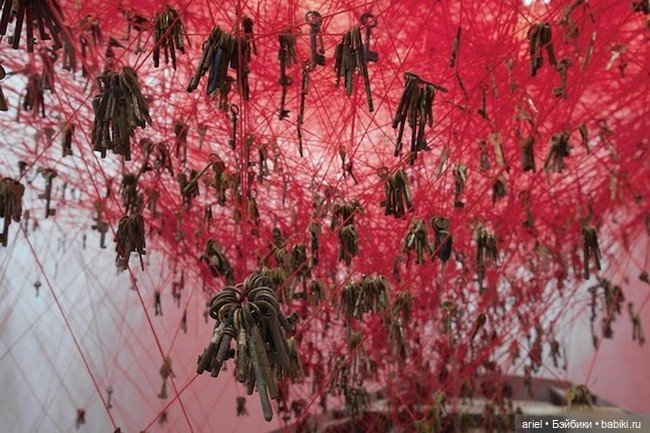 Инсталляция от японской художницы Чихару Шиота (Chiharu Shiota)
