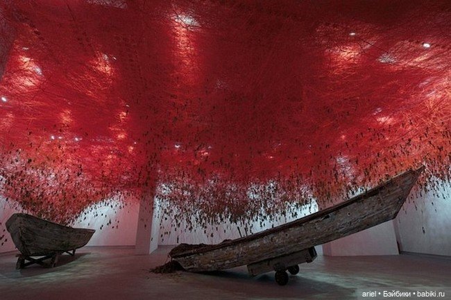 Инсталляция от японской художницы Чихару Шиота (Chiharu Shiota) (фото 6)