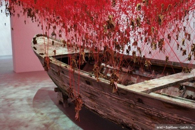 Инсталляция от японской художницы Чихару Шиота (Chiharu Shiota) (фото 3)
