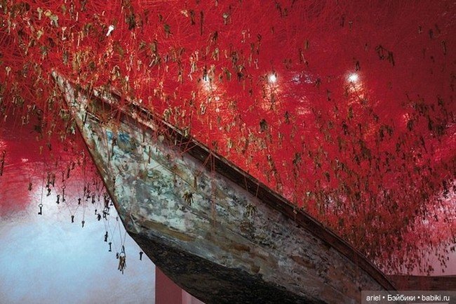 Инсталляция от японской художницы Чихару Шиота (Chiharu Shiota) (фото 5)