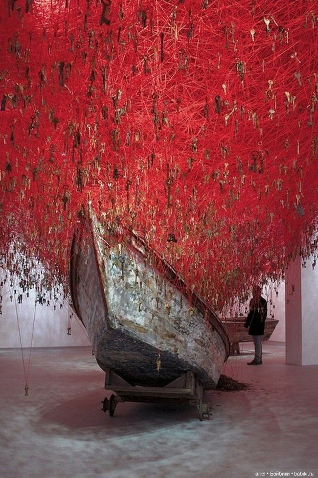 Инсталляция от японской художницы Чихару Шиота (Chiharu Shiota) (фото 2)