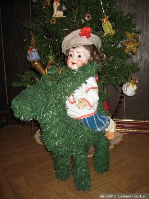 С миру по нитке, голому рубаха. И штанишки. И лапоточки