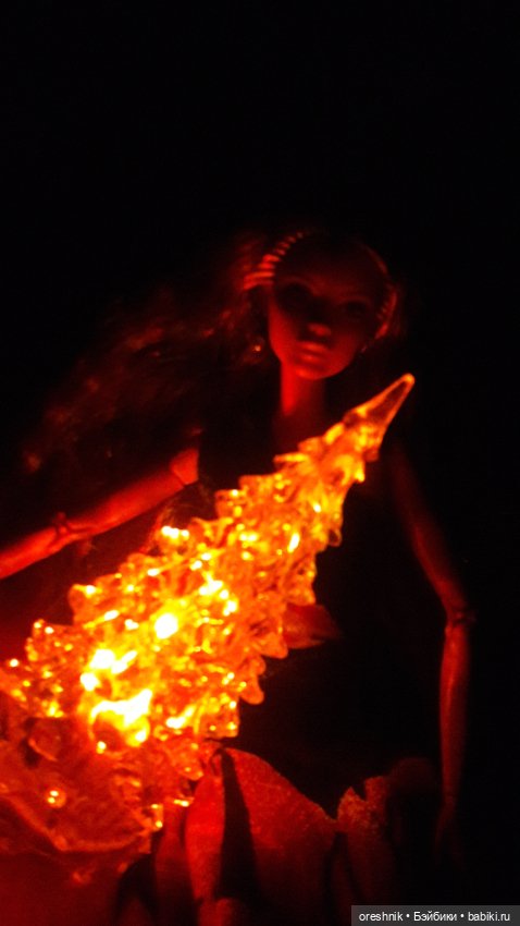 Новый Год подходит – ёлку в дом заводит