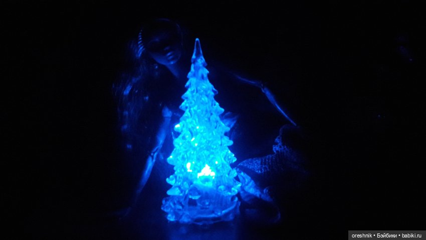 Новый Год подходит – ёлку в дом заводит