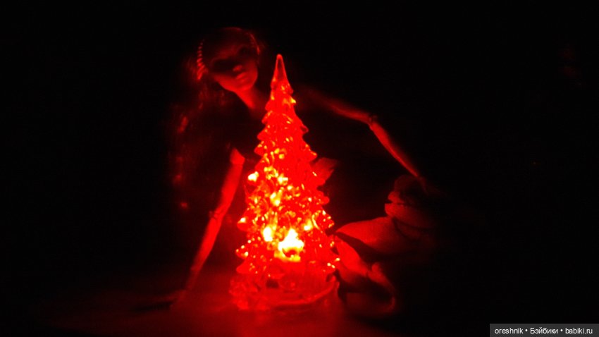 Новый Год подходит – ёлку в дом заводит