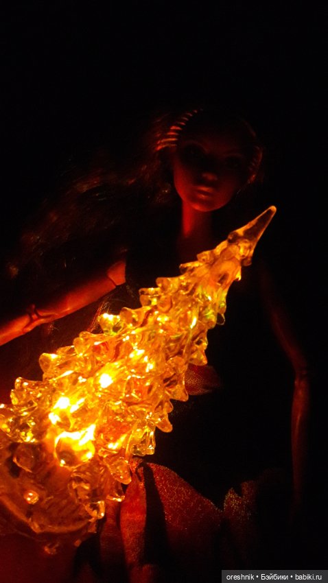 Новый Год подходит – ёлку в дом заводит