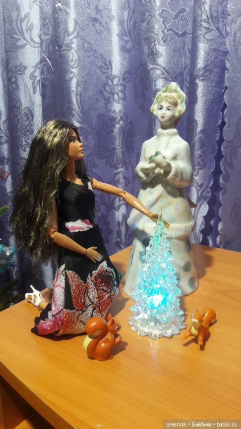 Новый Год подходит – ёлку в дом заводит