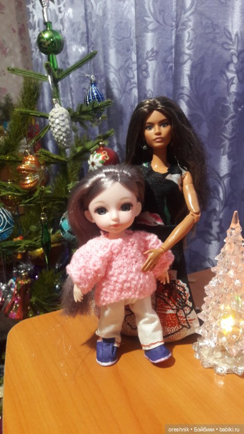 Новый Год подходит – ёлку в дом заводит