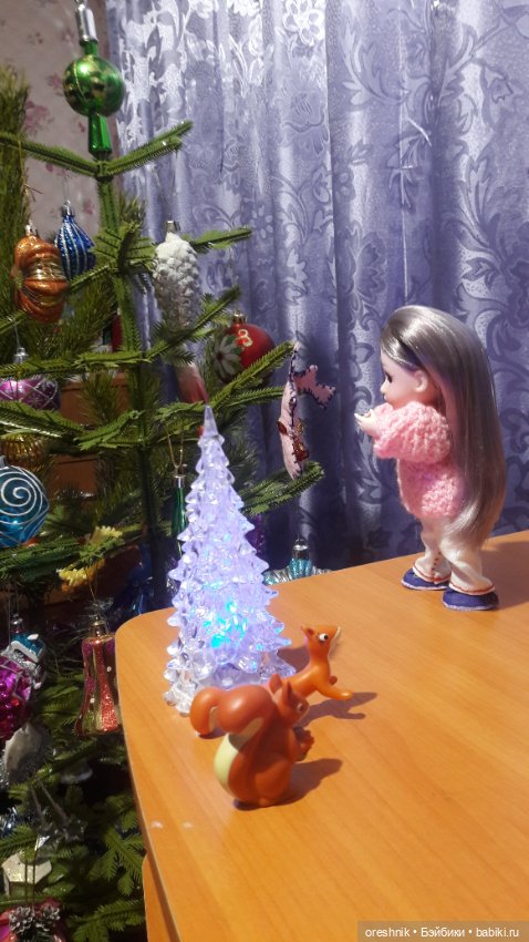 Новый Год подходит – ёлку в дом заводит (фото 2)