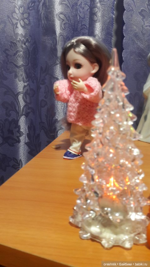 Новый Год подходит – ёлку в дом заводит (фото 3)