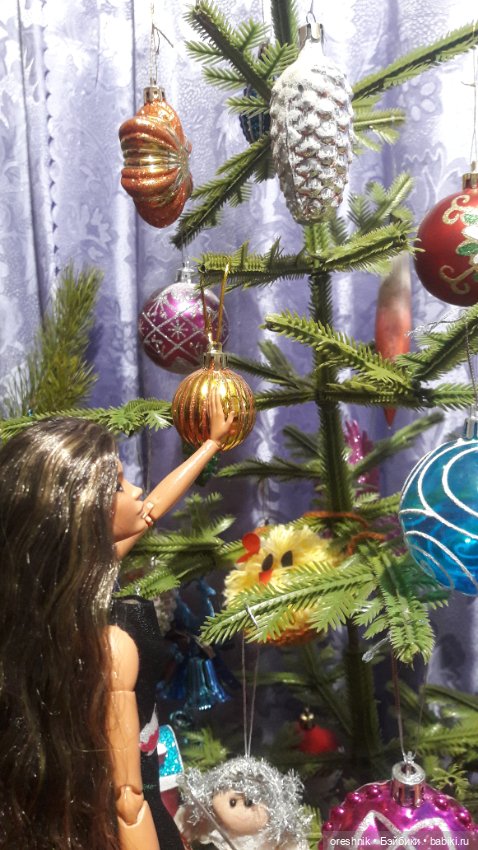 Новый Год подходит – ёлку в дом заводит