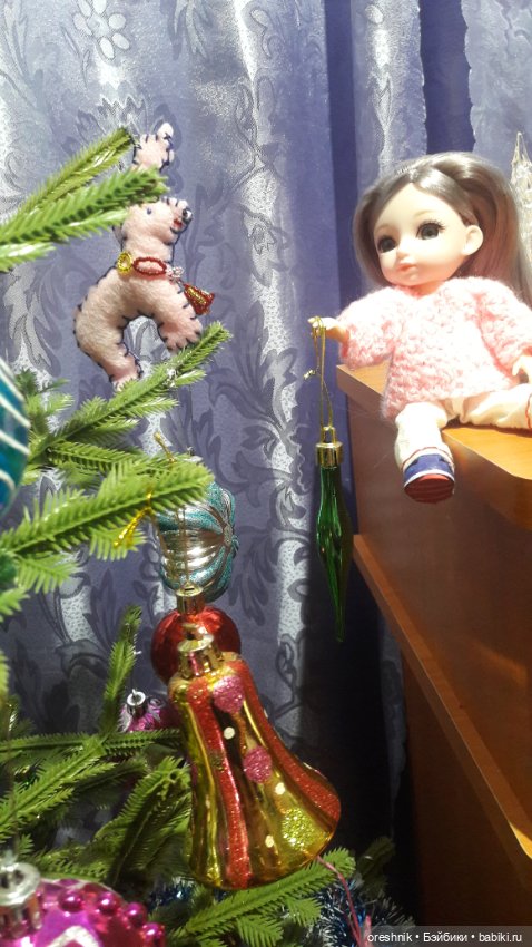 Новый Год подходит – ёлку в дом заводит (фото 5)