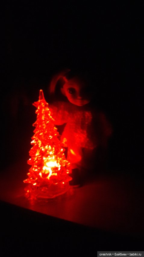 Новый Год подходит – ёлку в дом заводит