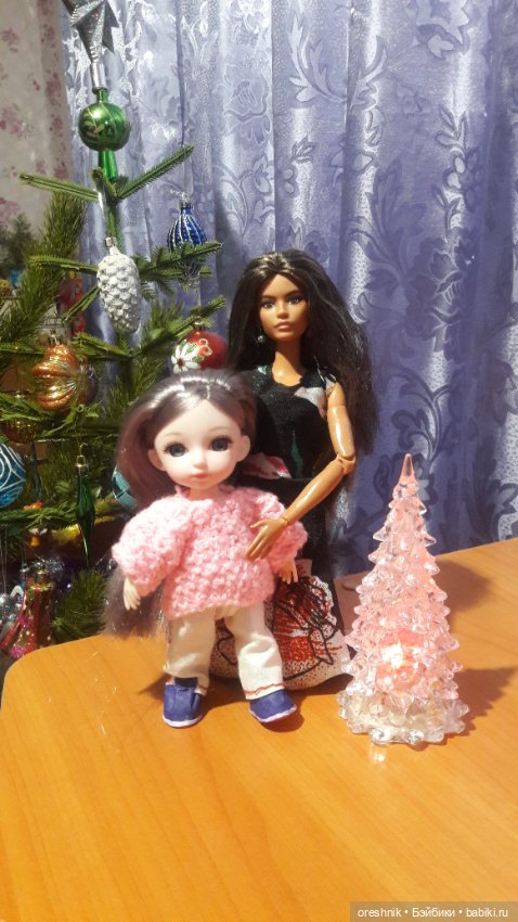 Новый Год подходит – ёлку в дом заводит