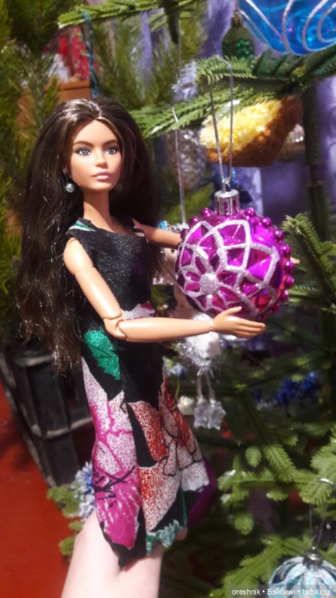 Новый Год подходит – ёлку в дом заводит