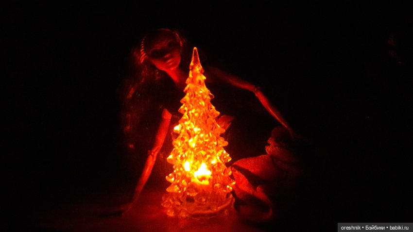 Новый Год подходит – ёлку в дом заводит