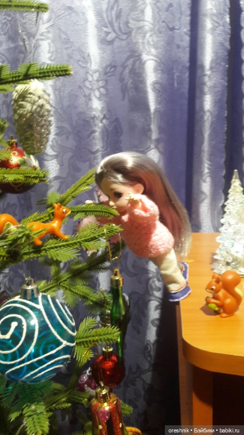 Новый Год подходит – ёлку в дом заводит (фото 6)