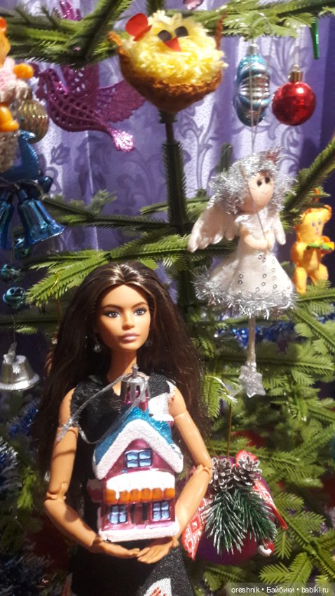 Новый Год подходит – ёлку в дом заводит